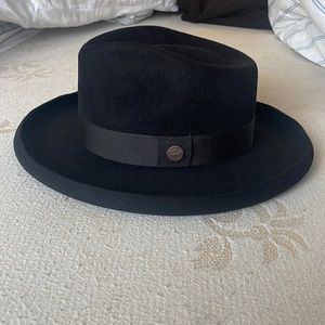 New goorin bros hat loved the hat rarely wore I always got compliments.